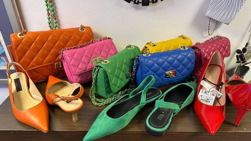 bild zeigt Neuwertige gebrauchte Damenschuhe und Handtaschen in verschiedenen Farben günstig zu verkaufen