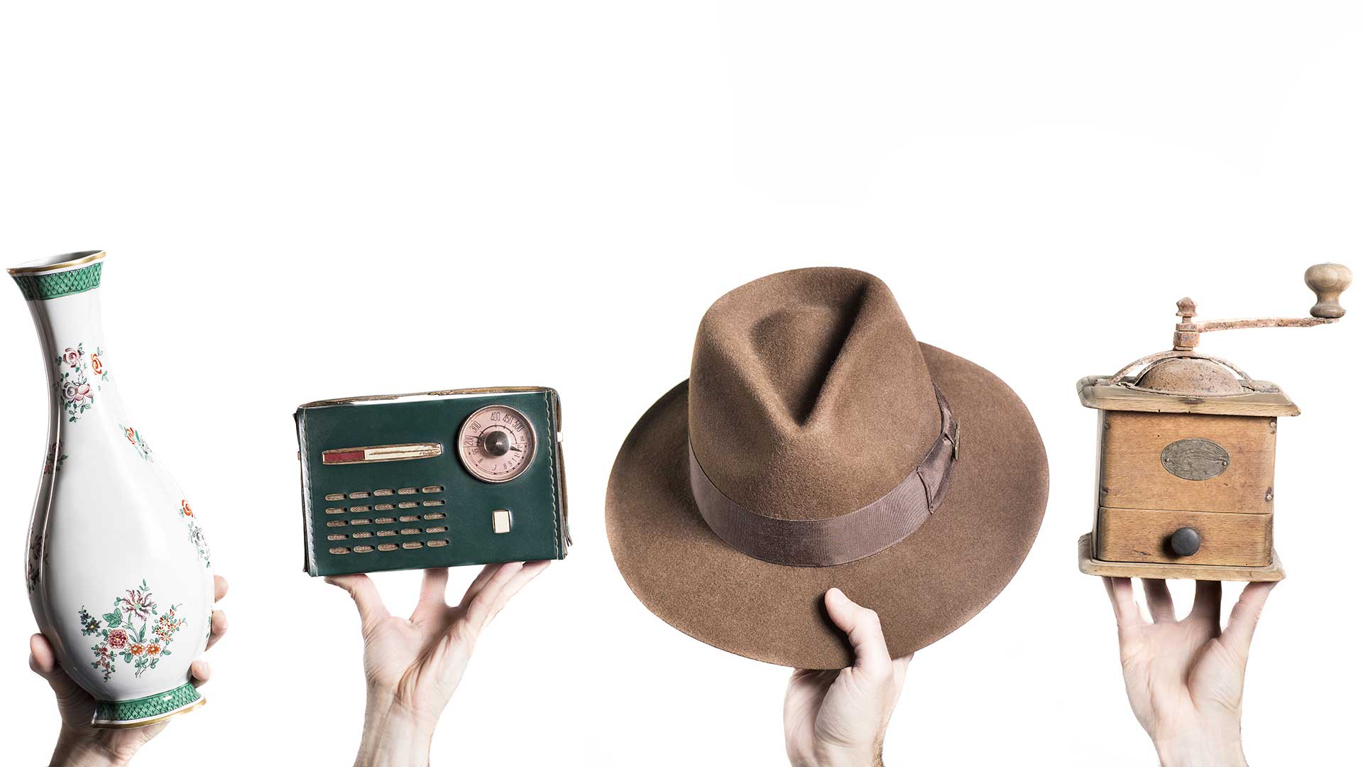 Antike und gebrauchte Waren wie Vase, Retro Radio, Hut und Kaffeemühle