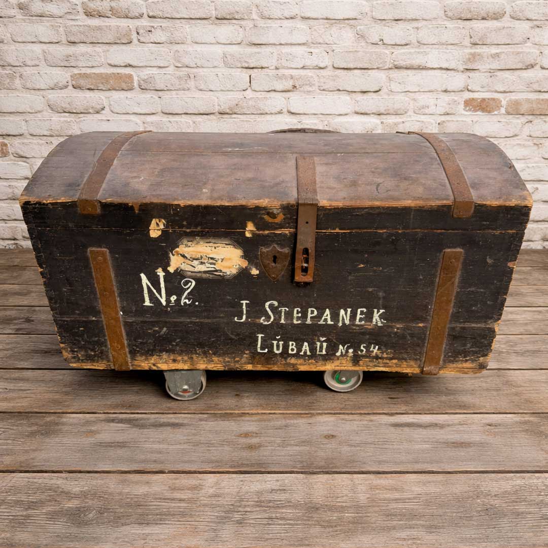 Antike Transporttruhe um 1900 – originale Auswandererkiste „J. Stepanek Lübau“