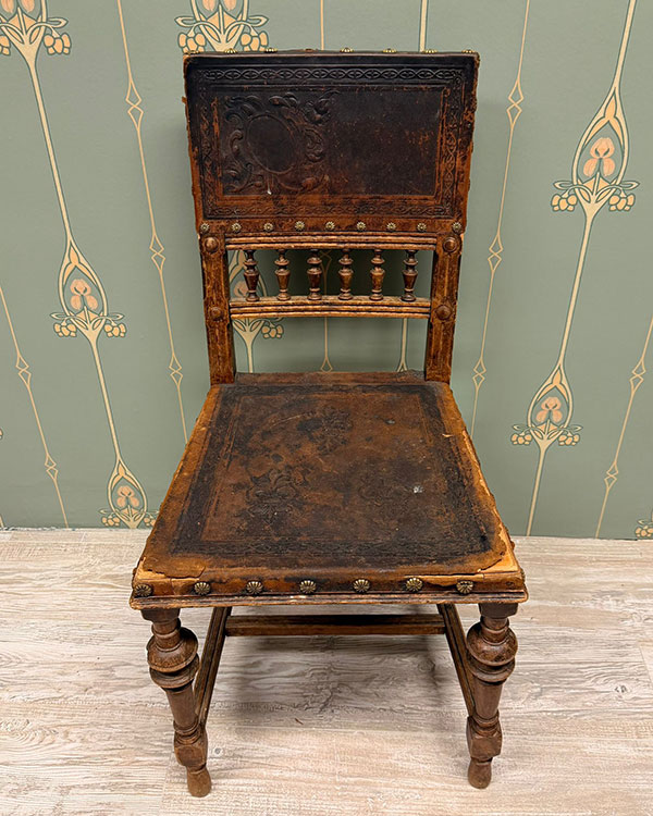 Antiker Holzstuhl aus dem Second Hand Shop Antik & Gebrauchtwaren Graz