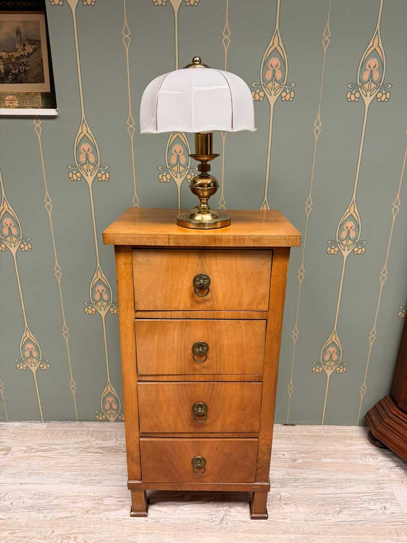 Kleine Biedermeier Kommode mit vier Schubladen und Lampe darauf in Graz