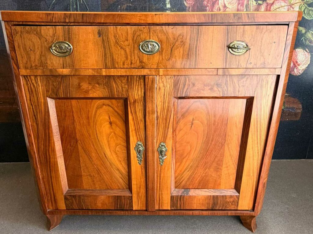 Biedermeier Sideboard aus Holz mit Türen und Schublade in Graz
