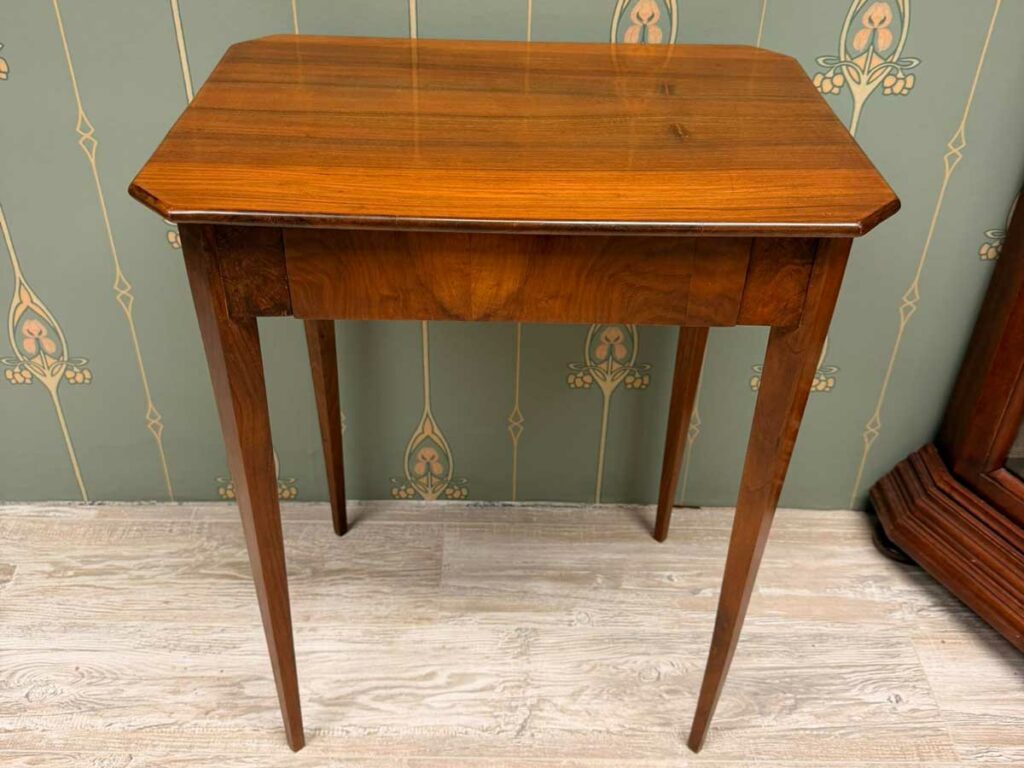 Kleiner Biedermeier Tisch aus Holz
