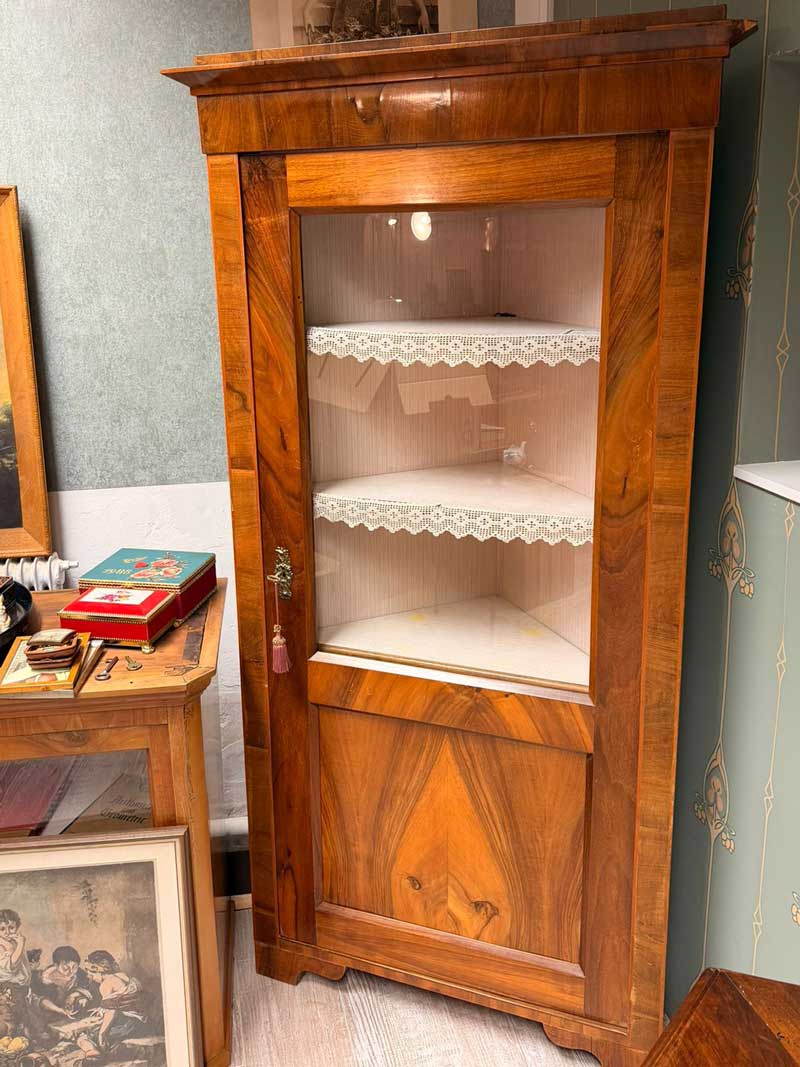 Biedermeier Vitrine mit Glasfront und Holzrahmen aus Nussbaum in Graz