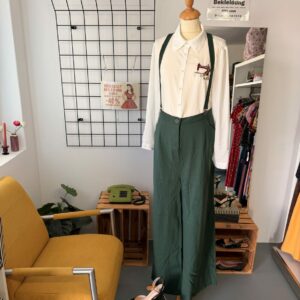 Hose grün mit Hosenträger