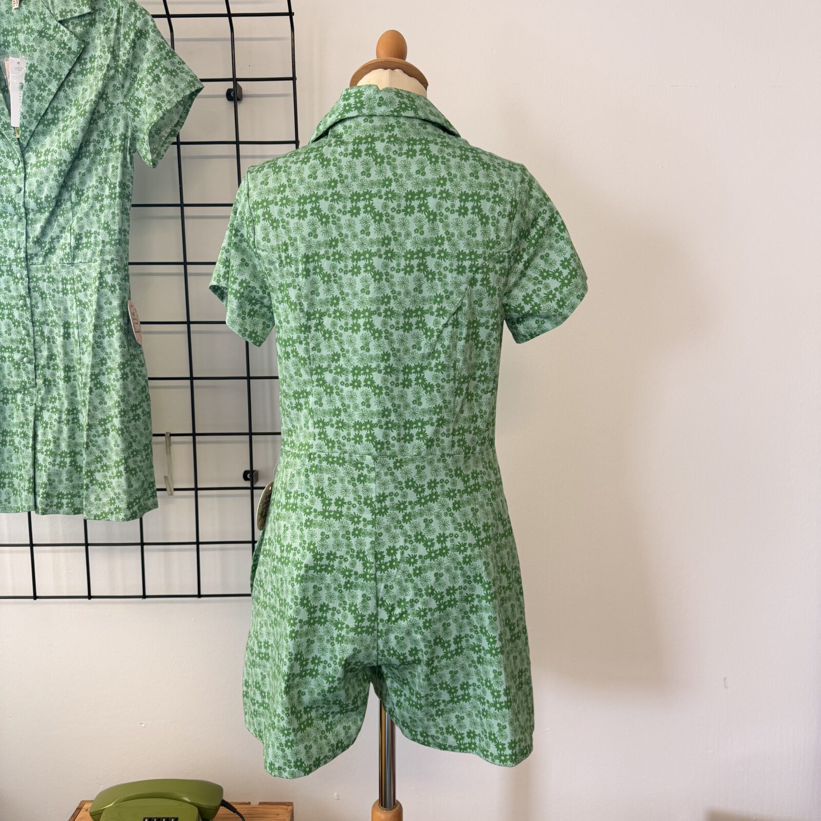 Timeless Damen Jumpsuit Grün Kurz – Bild 5