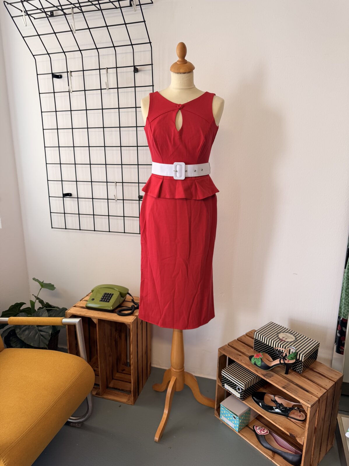 Miss Candyfloss Damen Kleid rot mit Gürtel & Schößchen – Bild 2