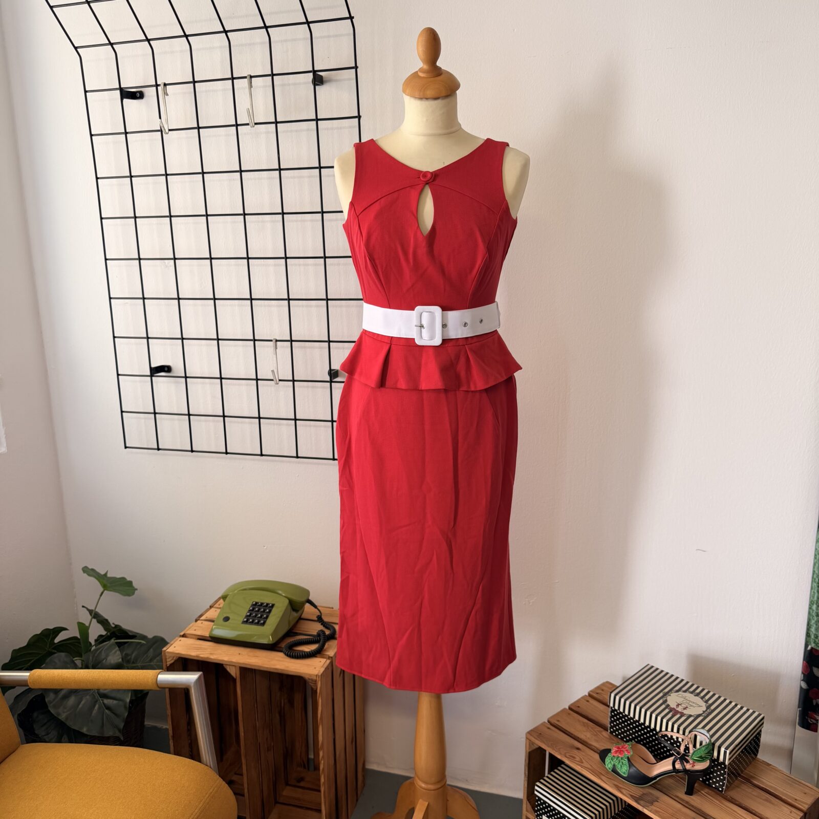 Miss Candyfloss Damen Kleid rot mit Gürtel & Schößchen – Bild 3