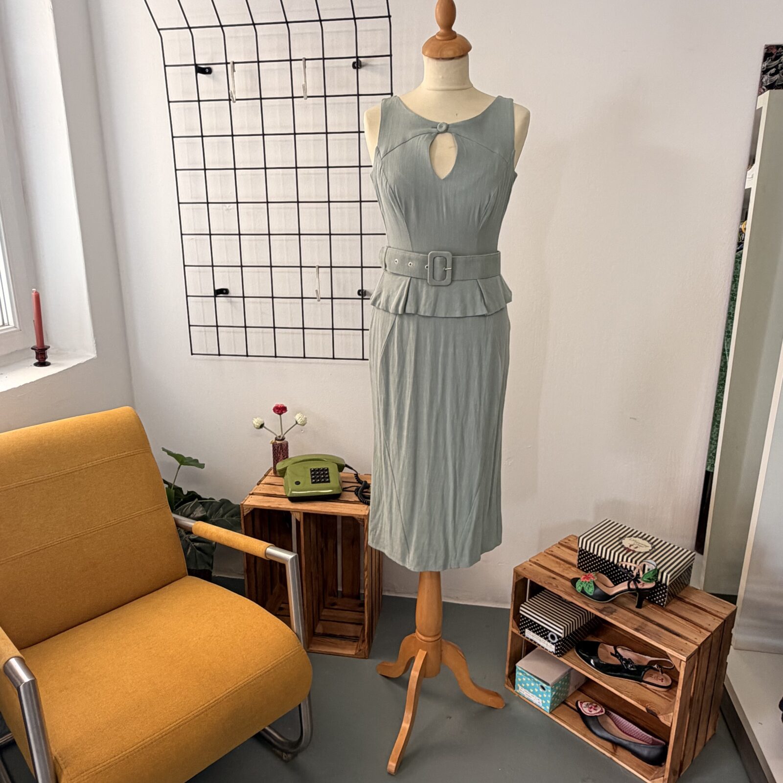 Miss Candyfloss Damen Kleid hellblau mit Schößchen & Gürtel – Bild 2