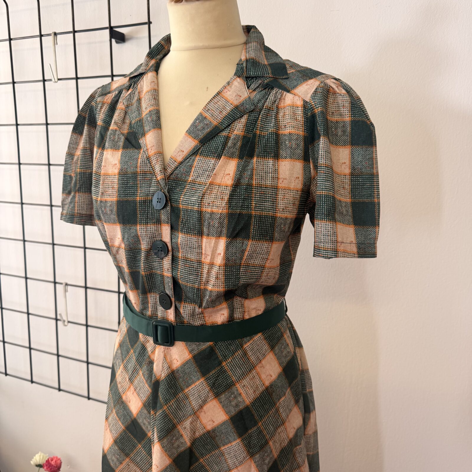Rockn Romance Vintage kariertes Kleid Grün/Beige - M – Bild 3